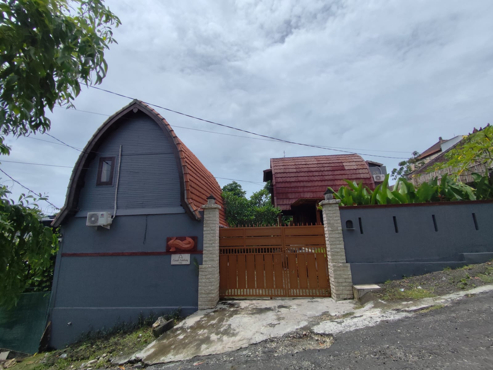 AGUNAN LELANG RUMAH VILLA