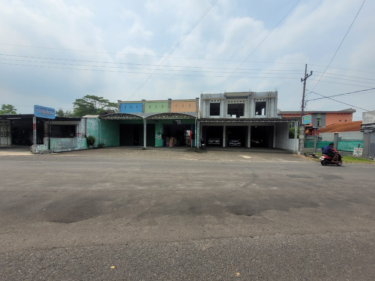 AGUNAN LELANG TOKO DAN SHOWROOM